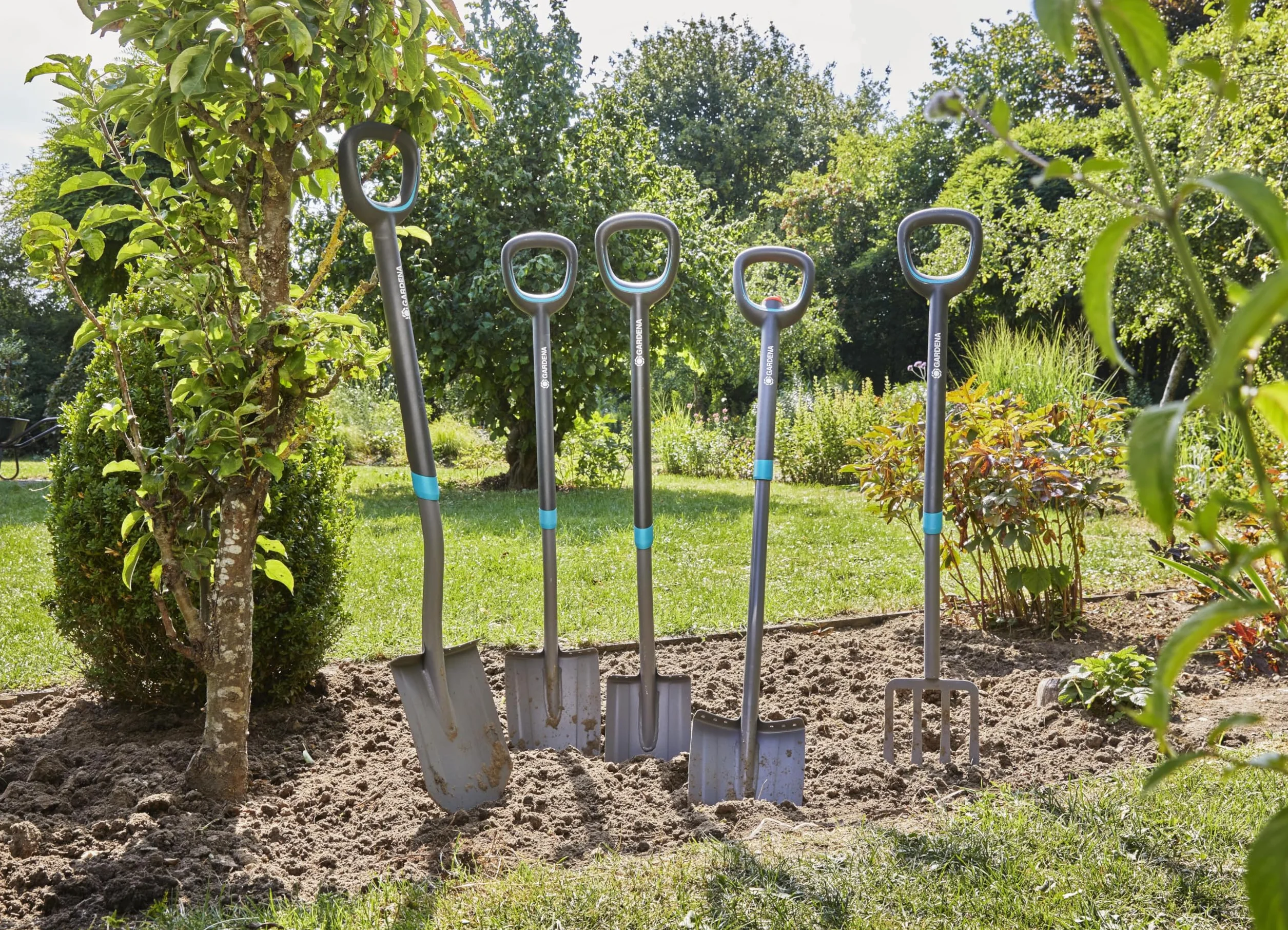 Gardena ErgoLine Spitz-Spaten: Gartenspaten aus Qualitätsstahl zum Umgraben und Ausheben, mit Trittsteg und ergonomischem Stiel, D-Griff (17012-20)