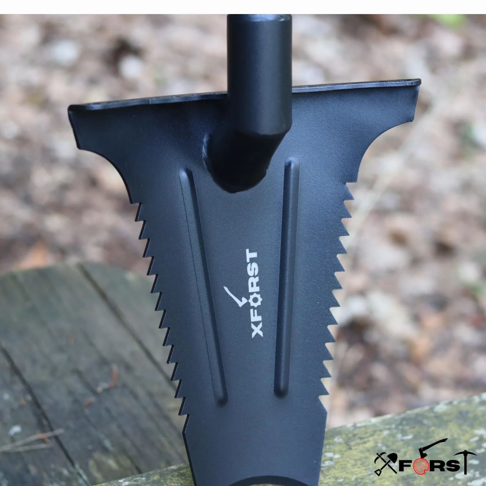 Xforst X-SZ1 Schaufel Spaten aus Karbonstahl mit Pulverbeschichtung – 70 cm, 1,36 kg, Trapezklinge mit scharfer Kante, ideal für Gartenarbeit, Wurzelentfernung, Metalldetektor/verstärkte Trittkante