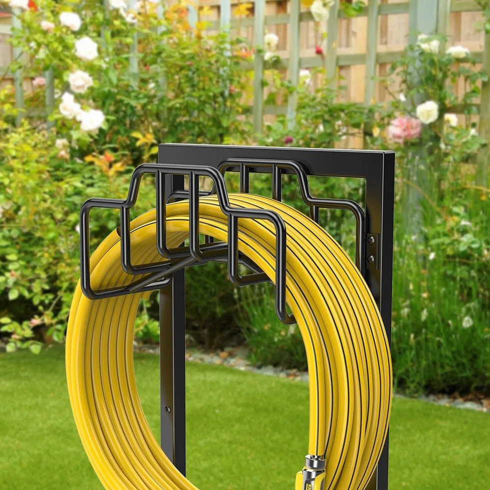 Bomclap 117CM Gartenschlauchhalter, Schlauchhalter Freistehend, Abnehmbares Metall Gartenwasserschlauch Aufbewahrungsorganizer, Heavy Duty Gartenrohrständer mit Aufbewahrungskorb, Schwarz