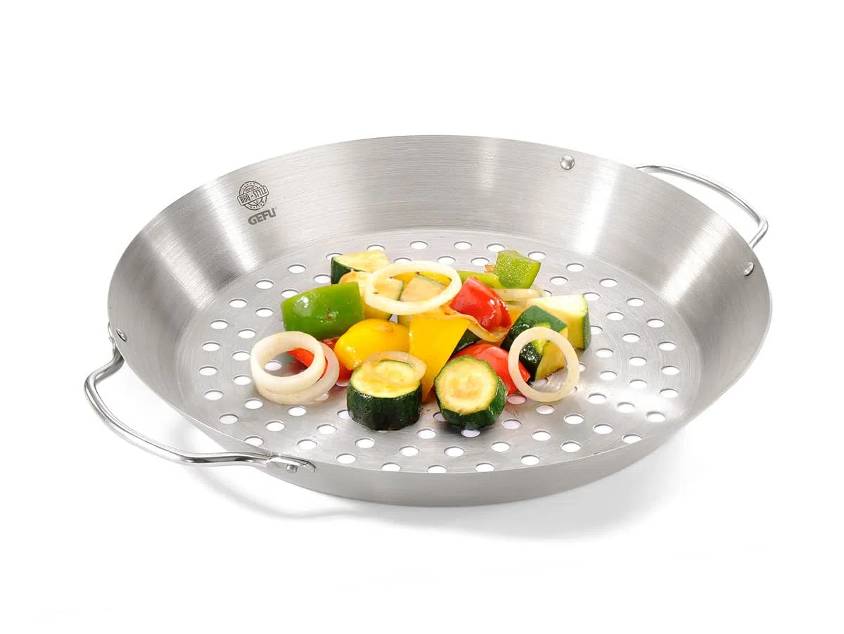 GEFU Hähnchengriller & Gemüse-Wok BBQ – Edelstahlhalter für Grill & Ofen | Mit 300 ml Aromabehälter | Spülmaschinengeeignet