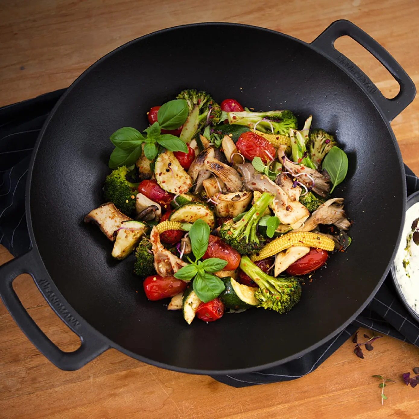 Landmann Grillwok | Hochwertiger Wok aus emailliertem Gusseisen (Ø 36 cm) | Optimale Hitzeverteilung und Hitzespeicherung | Mit abgeflachten Boden passend für Grillroste | 38 x 46 x 13,5 cm [Schwarz]