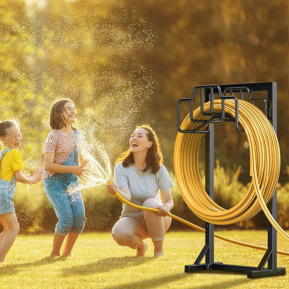 Bomclap 117CM Gartenschlauchhalter, Schlauchhalter Freistehend, Abnehmbares Metall Gartenwasserschlauch Aufbewahrungsorganizer, Heavy Duty Gartenrohrständer mit Aufbewahrungskorb, Schwarz