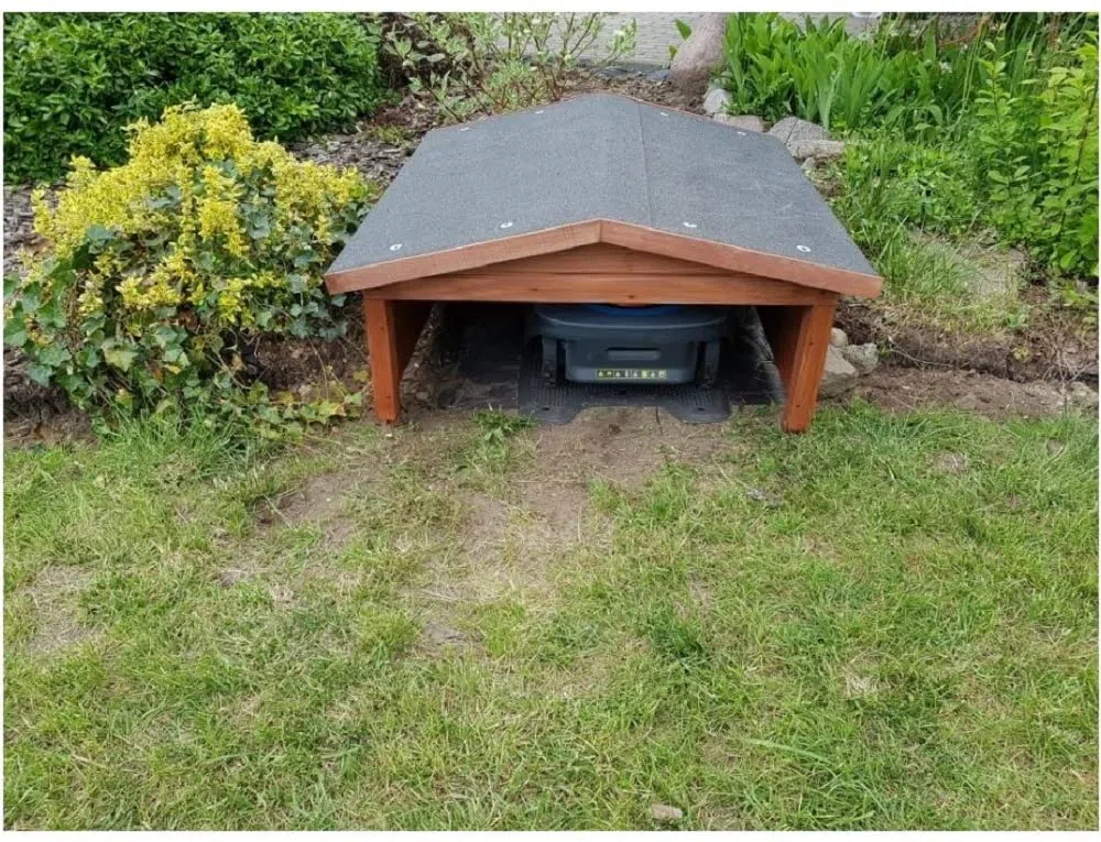 QLS Mähroboter Garage aus Kiefernholz 100 x 90 cm wetterfest Braun | Schützt Mähroboter vor Regen und Sonne, mit wasserabweisender Imprägnierung und Dach aus Teerpappe für den Außenbereich