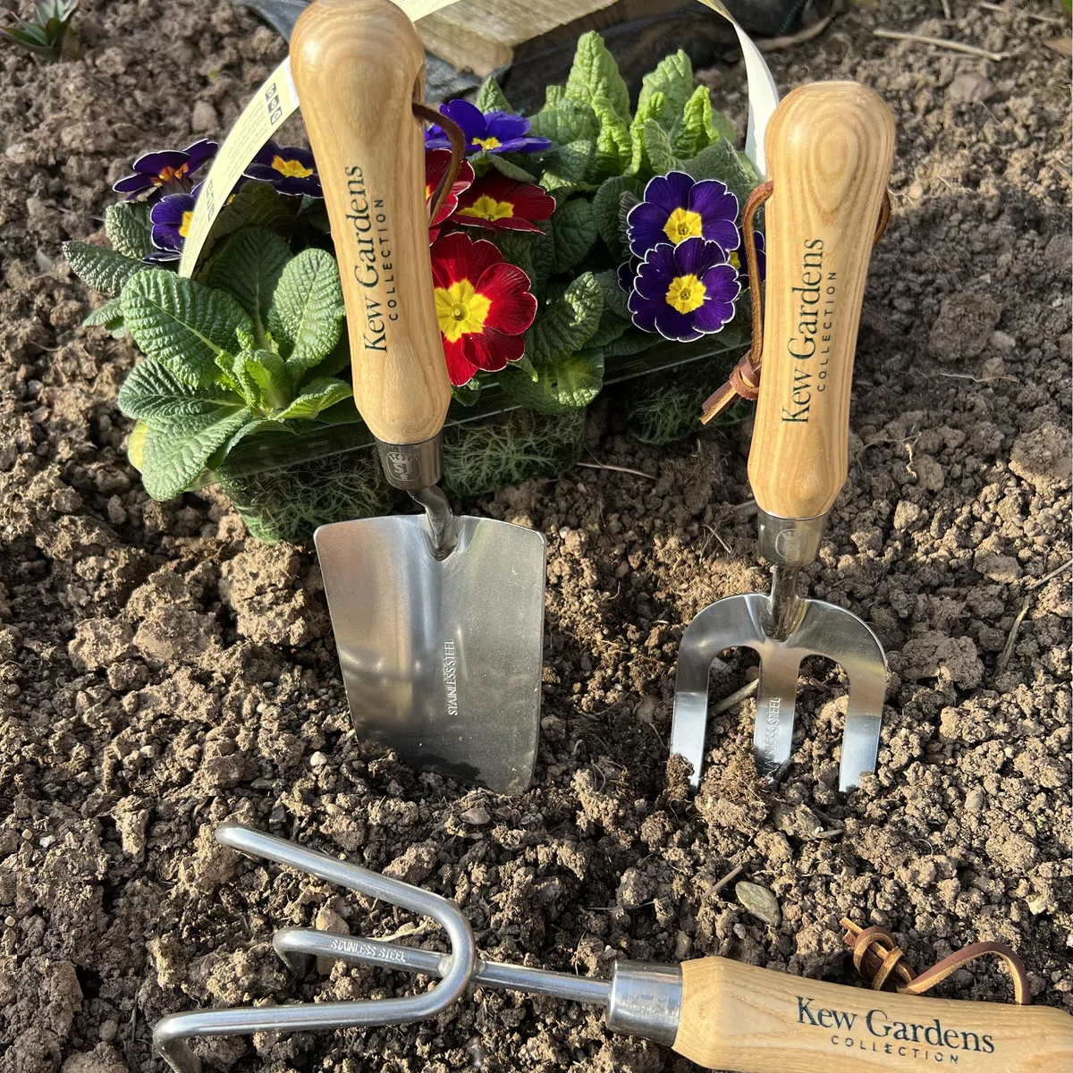 Spear & Jackson 3057KEW Kew Gardens Collection 3-teiliges Garten-Handwerkzeug-Geschenkset – Pflanzkelle, Unkrautgabel & Kultivator mit FSC-zertifizierten Hartholzgriffen und Edelstahlköpfen