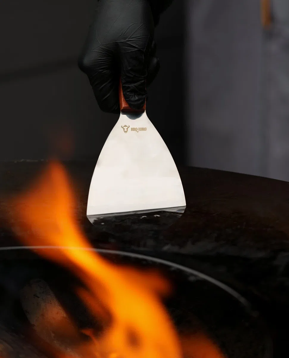 BBQ-Toro 9-teiliges Edelstahl Grill Plancha Zubehör Set | Plancha Grill Zubehör Set mit Wärmeglocke, Pfannenwender, Spachtel, Grillzange, Spritzflaschen, Eiformen | Teppanyaki Grill Werkzeug