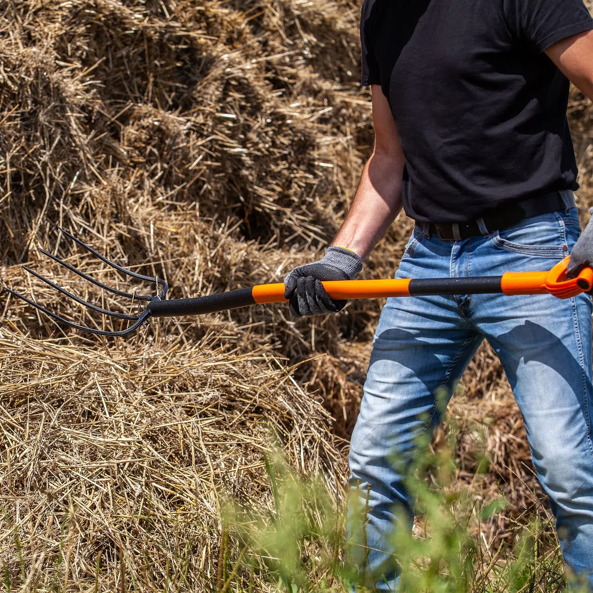 KADAX Spatengabel aus Stahl, 132 cm Lange Gabel, Heugabel, Grabgabel zum Umgraben, ergonomische Gartenforke, Mistgabel, Gabel mit D-Griff, Gartengabel (4 Zinken, schwarz/orange)