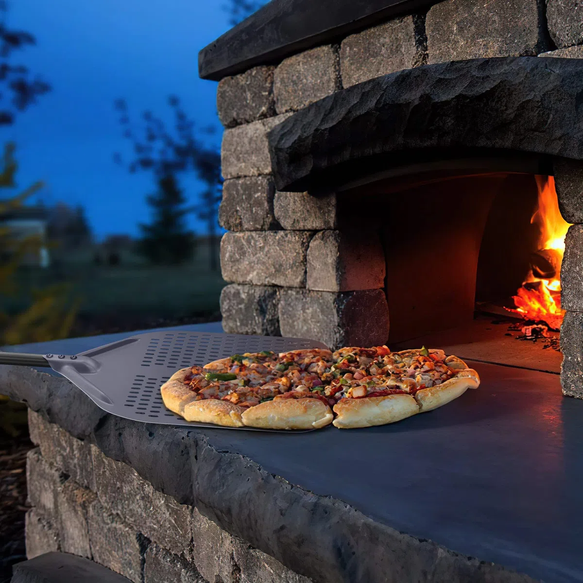 Perforierter Pizzaschaufel aus Harteloxiertem Aluminium zum Leichten Gleiten auf Pizzastein, Rechteckig Großer Fläche & Abnehmbaren Griff für Grill Pizzaofen 34,7cm / Länge 118cm
