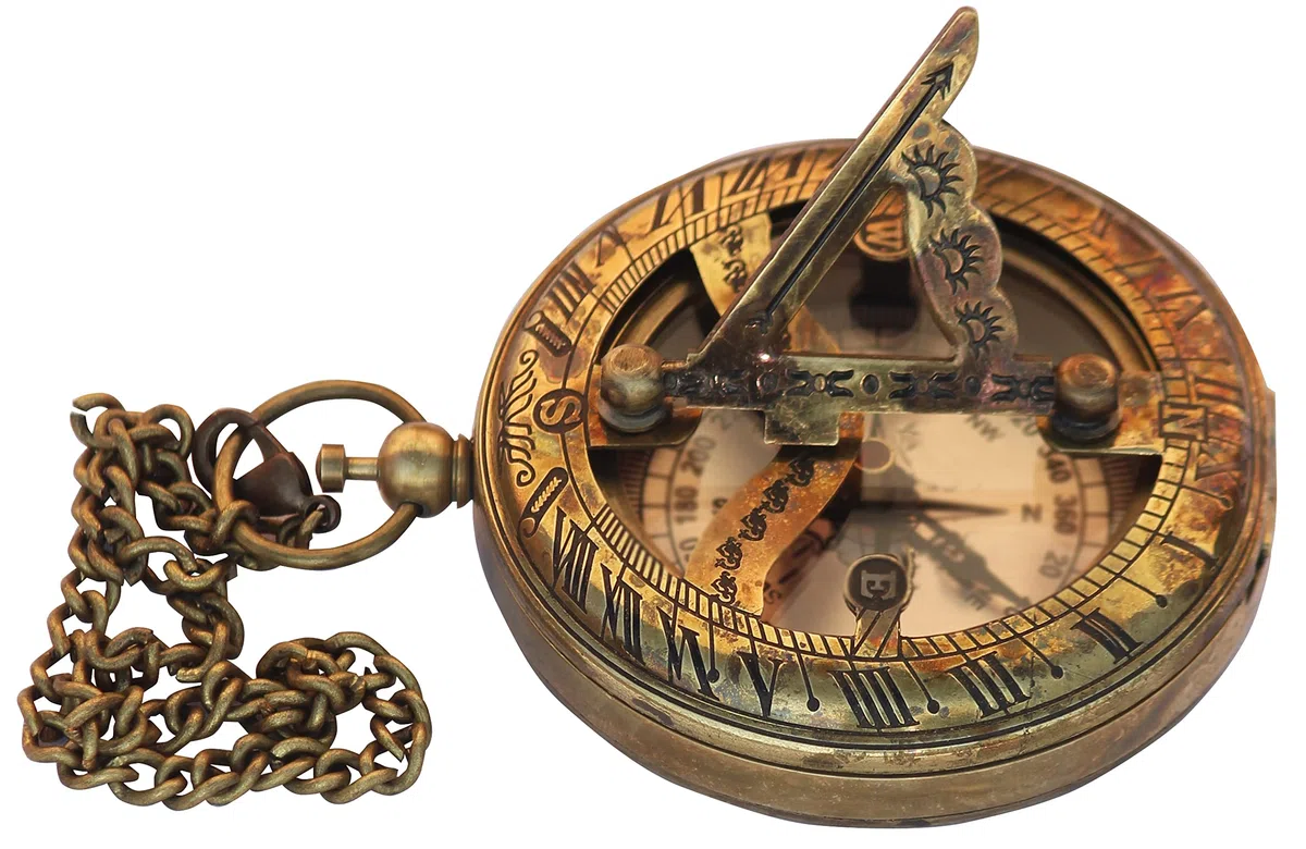 Sonnenuhr-Kompass aus Messing mit Ledergehäuse und Kette – Push-Open Kompass - Steampunk-Zubehör – antiker Vintage-Stil für Camping, Wandern, schönes handgefertigtes Geschenk – Sonnenuhr Steampunk