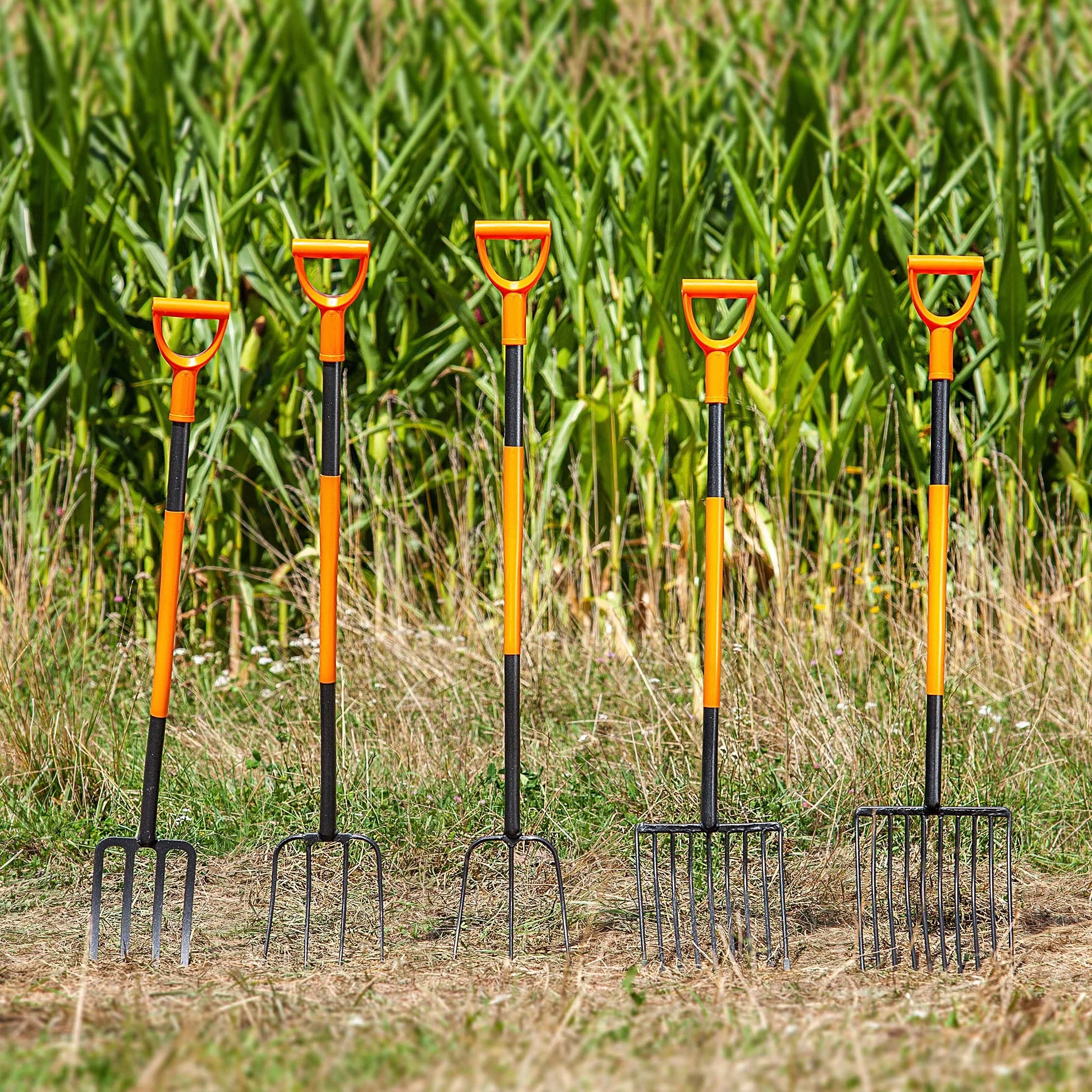 KADAX Spatengabel aus Stahl, 132 cm Lange Gabel, Heugabel, Grabgabel zum Umgraben, ergonomische Gartenforke, Mistgabel, Gabel mit D-Griff, Gartengabel (4 Zinken, schwarz/orange)