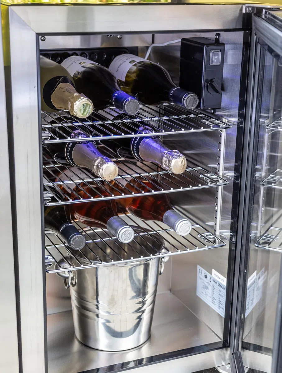 Ondis24 Outdoor-Küche Gasgrill Kühlschrank Spülbecken Edelstahl 4 Brenner Außenkochfeld Keramik Backburner Drehspieß