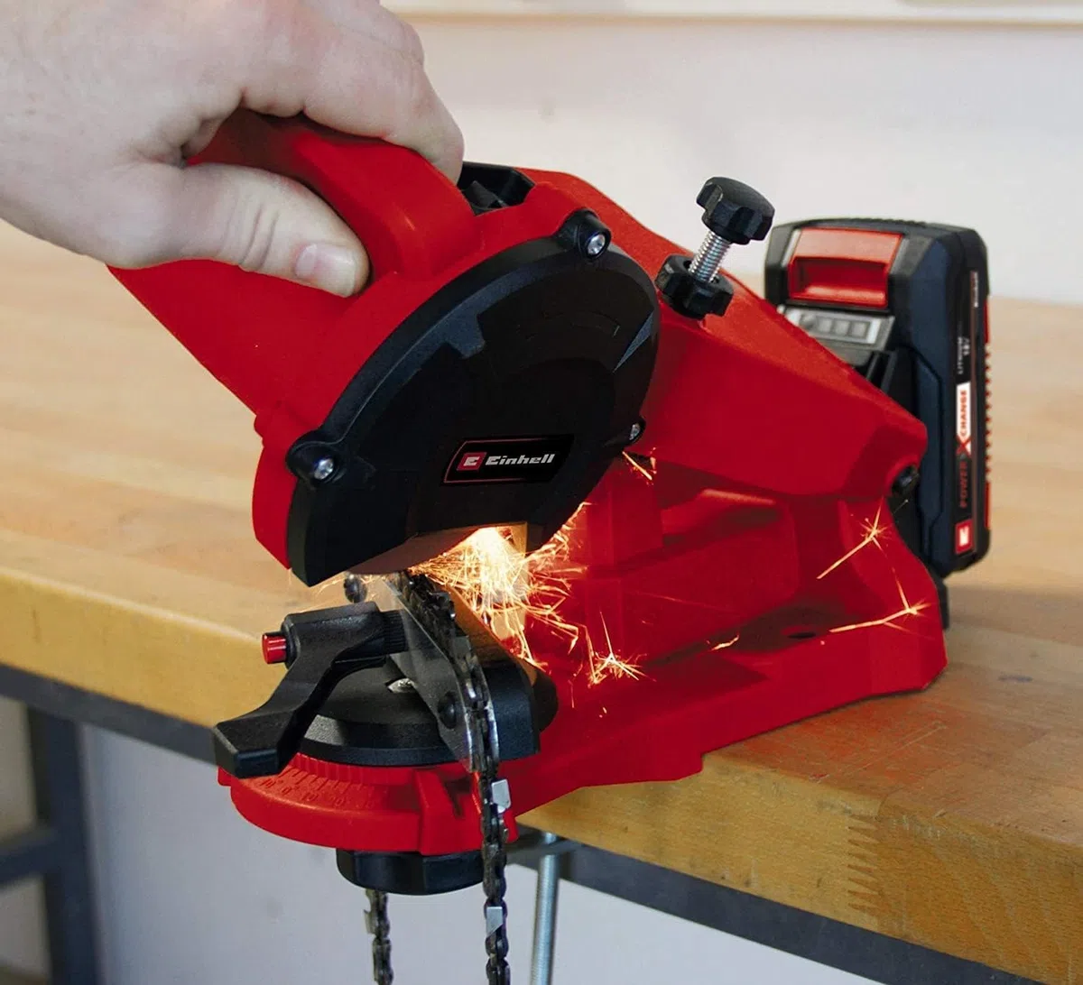 Einhell Akku-Sägekettenschärfgerät GE-CS 18 Li – Solo (Tiefenbegrenzung, Kettenspannvorrichtung, präzise Schleifwinkeleinstellung, LED Licht)
