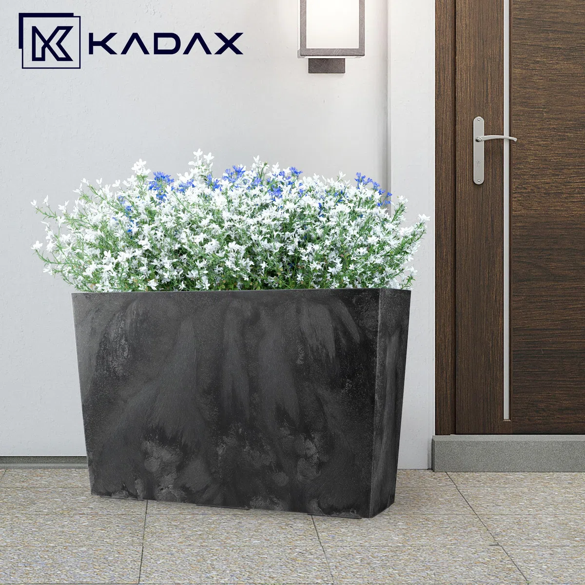 KADAX Blumenkasten aus Kunststoff, 18,5x55,7cm, 5 Farben, Blumentopf mit Bewässerungsbändern, Balkonkasten mit Einsatz, Pflanzkasten für Außen, Blumenkubel (Schwarz, Rechteckig Betonmuster)