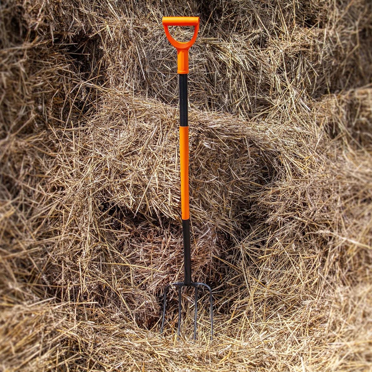 KADAX Spatengabel aus Stahl, 132 cm Lange Gabel, Heugabel, Grabgabel zum Umgraben, ergonomische Gartenforke, Mistgabel, Gabel mit D-Griff, Gartengabel (4 Zinken, schwarz/orange)
